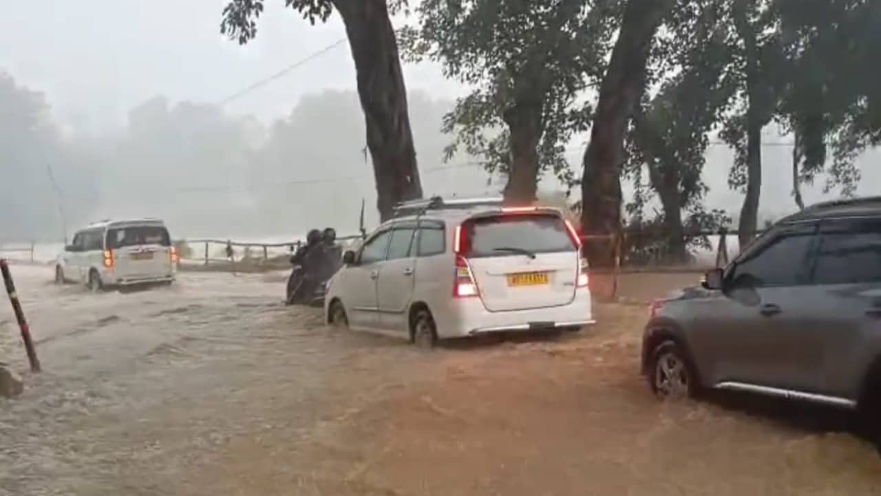 Heavy Rainfall in North Bengal: টানা বৃষ্টিতে চিন্তা বাড়ছে উত্তরবঙ্গে, মালবাজারে জলমগ্ন জাতীয় সড়ক, চরম দুর্ভোগে সাধারণ মানুষ