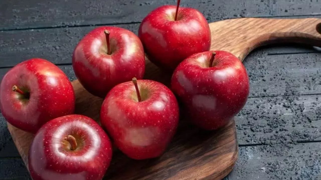 তরমুজ (Watermelon): গরমের এই রসালো ফলটি আয়রন এবং ভিটামিন সি-তে ভরপুর। তরমুজে থাকা ভিটামিন সি শরীরে আয়রন শোষণ করার ক্ষমতা বাড়িয়ে দেয়, ফলে রক্তাল্পতা দূর হয়।