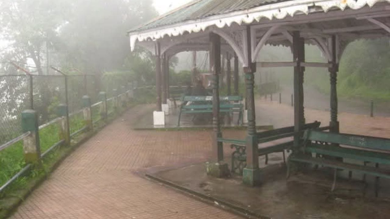  হোটেল বা গাড়ি বুকিংয়ের ক্ষেত্রে 'ফ্রি ক্যানসেলেশন' বা তারিখ পরিবর্তনের সুবিধা রয়েছে এমন অপশন বেছে নিন, যাতে আচমকা আবহাওয়ার অবনতি হলে বড় আর্থিক ক্ষতি না হয়।