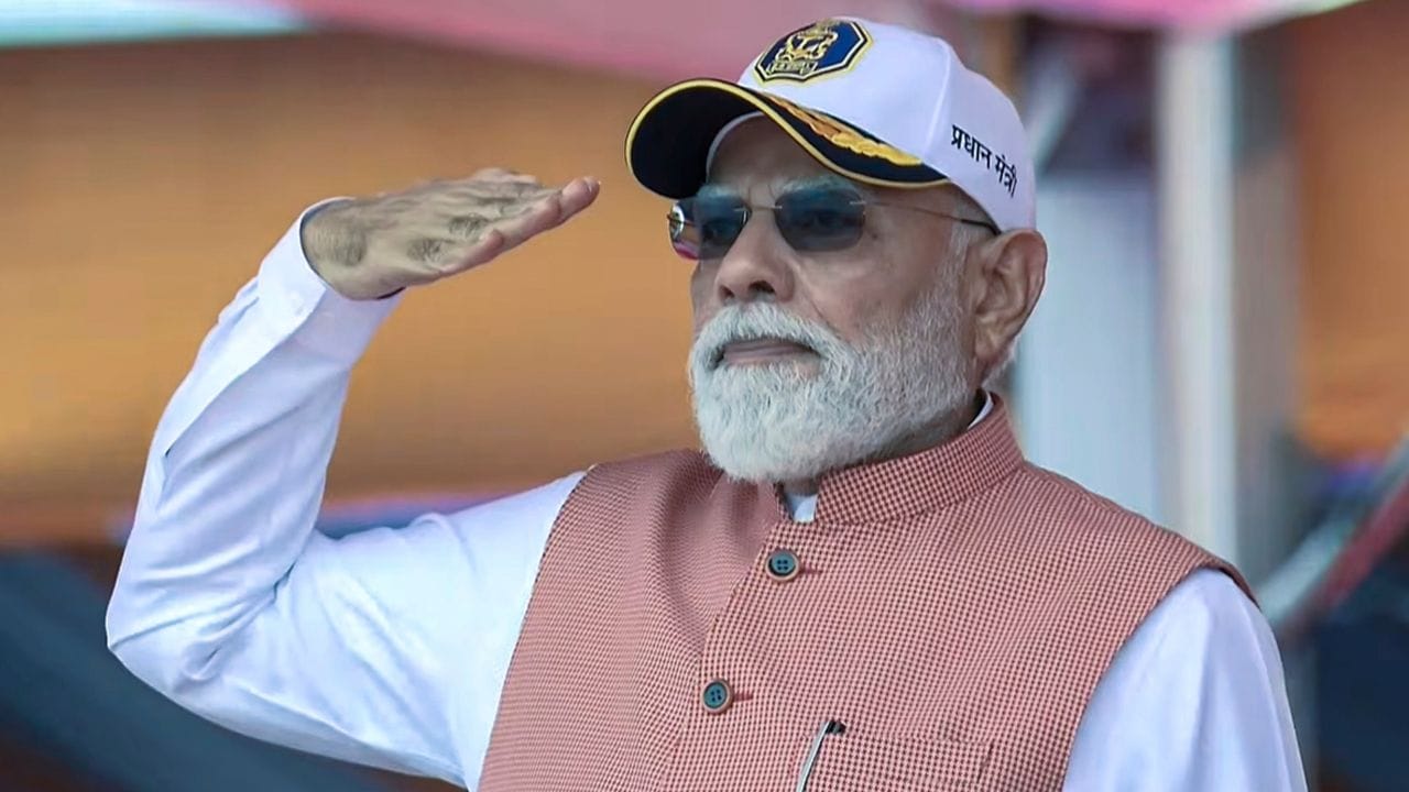 আন্তর্জাতিক যোগ দিবসে যোগ দিতে কলকাতায় প্রধানমন্ত্রী নরেন্দ্র মোদী। তবে শুধু যোগ দিবসে অংশগ্রহণ নয়, আজ কলকাতার বুকে প্রধানমন্ত্রীর হাত ধরে লেখা হল নতুন ইতিহাস। 
