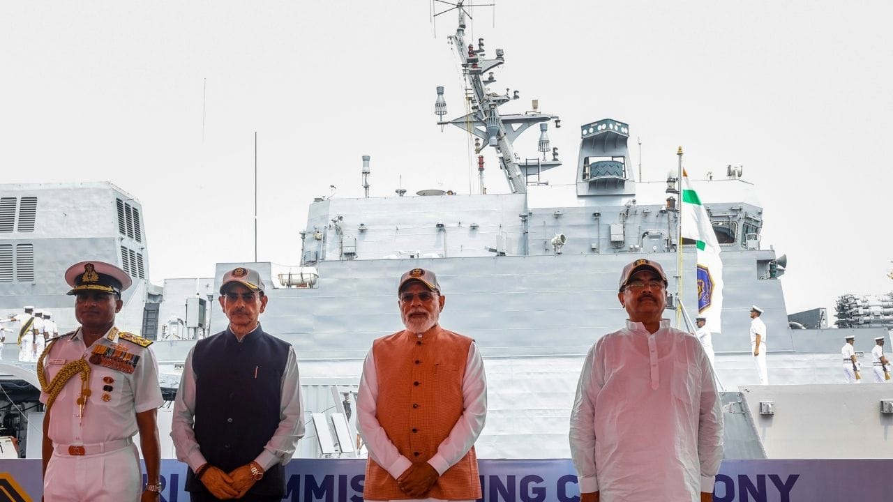কলকাতায় শ্যামাপ্রসাদ মুখোপাধ্যায় বন্দর থেকেই দেশের নৌসেনার হাতে তিনটি নতুন যুদ্ধজাহাজ তুলে দিলেন প্রধানমন্ত্রী মোদী। সম্পূর্ণ দেশীয় প্রযুক্তিতে তৈরি হয়েছে এই যুদ্ধজাহাজগুলি। 