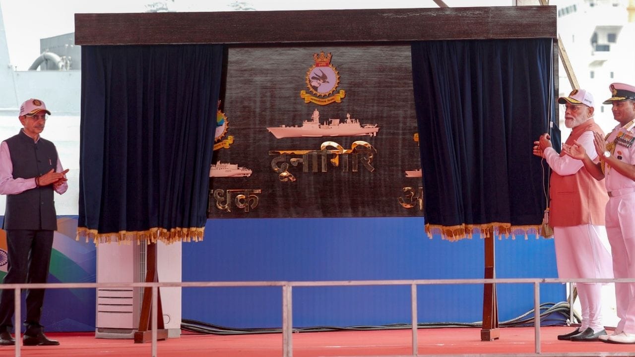 নৌসেনায় যে তিনটি নতুন জাহাজ যোগ হল, সেগুলি হল আইএনএস দুনাগিরি, আইএনএস অগ্রয় ও আইএনএস সংশোধক। এই তিনটি জাহাজেরই কিন্তু বিশেষত্ব রয়েছে আলাদা আলাদা। 