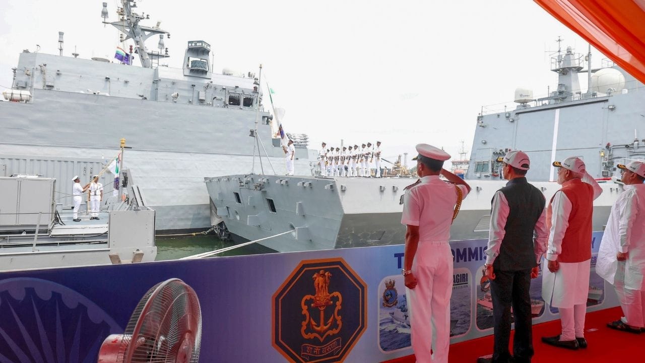 Indian Navy New Warships: শত্রুর রক্ষে নেই! মাঝ সমুদ্র থেকেও ধ্বংস করবে BrahMos Missile, নৌসেনার নতুন ৩ যুদ্ধজাহাজের বিশেষত্ব জানলে তাক লাগবে!