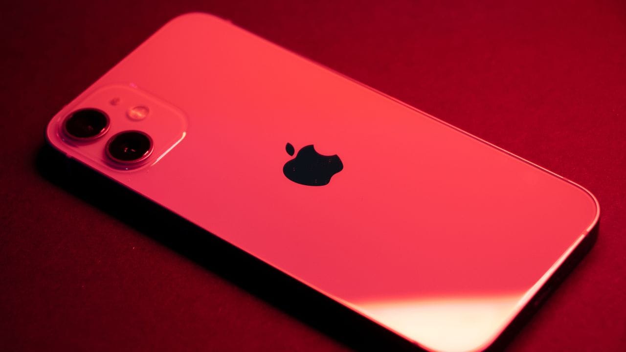 আপনার iPhone 12-এর অবস্থা যদি ভালো থাকে, তাহলে সাধারণত ১৪ হাজার থেকে ১৮ হাজার পর্যন্ত ট্রেড-ইন ভ্যালু পাওয়া যায়। কোনও কোনও ক্ষেত্রে ২০ হাজার পর্যন্তও ছাড় পাওয়া যাবে