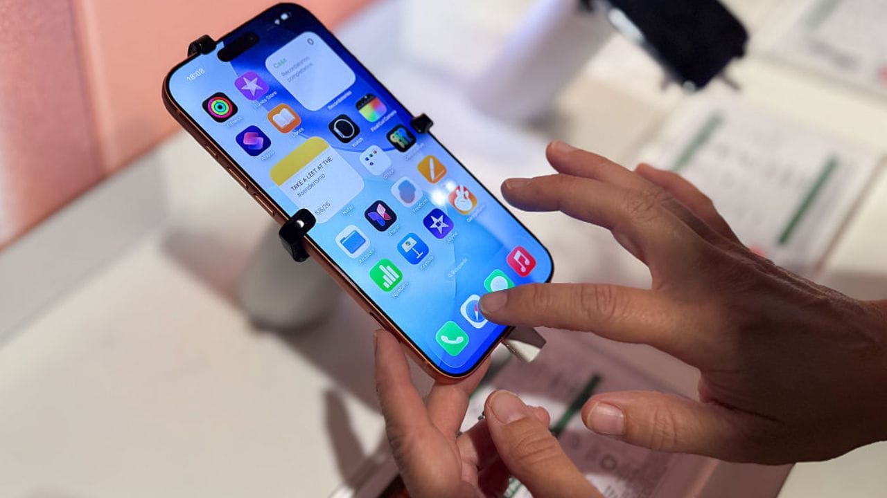 বিশেষজ্ঞদের মতে, কোনও iPhone-এর ব্যাটারি হেলথ ৮০ শতাংশের নিচে নেমে গেলে তার রিসেল বা এক্সচেঞ্জ মূল্য ১০ থেকে ২৫ শতাংশ পর্যন্ত কমে যেতে পারে।