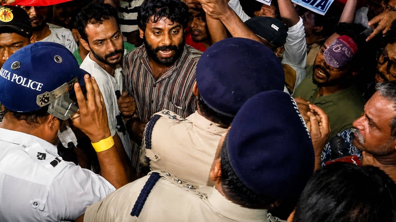 Jadavpur Chaos: বুলডোজ়ারে উঠে প্রতিবাদ, পুলিশের লাঠিচার্জ! হকার উচ্ছেদকে কেন্দ্র করে রণক্ষেত্র যাদবপুর, আহত সুজন-সহ অনেকে, আটক সৃজন