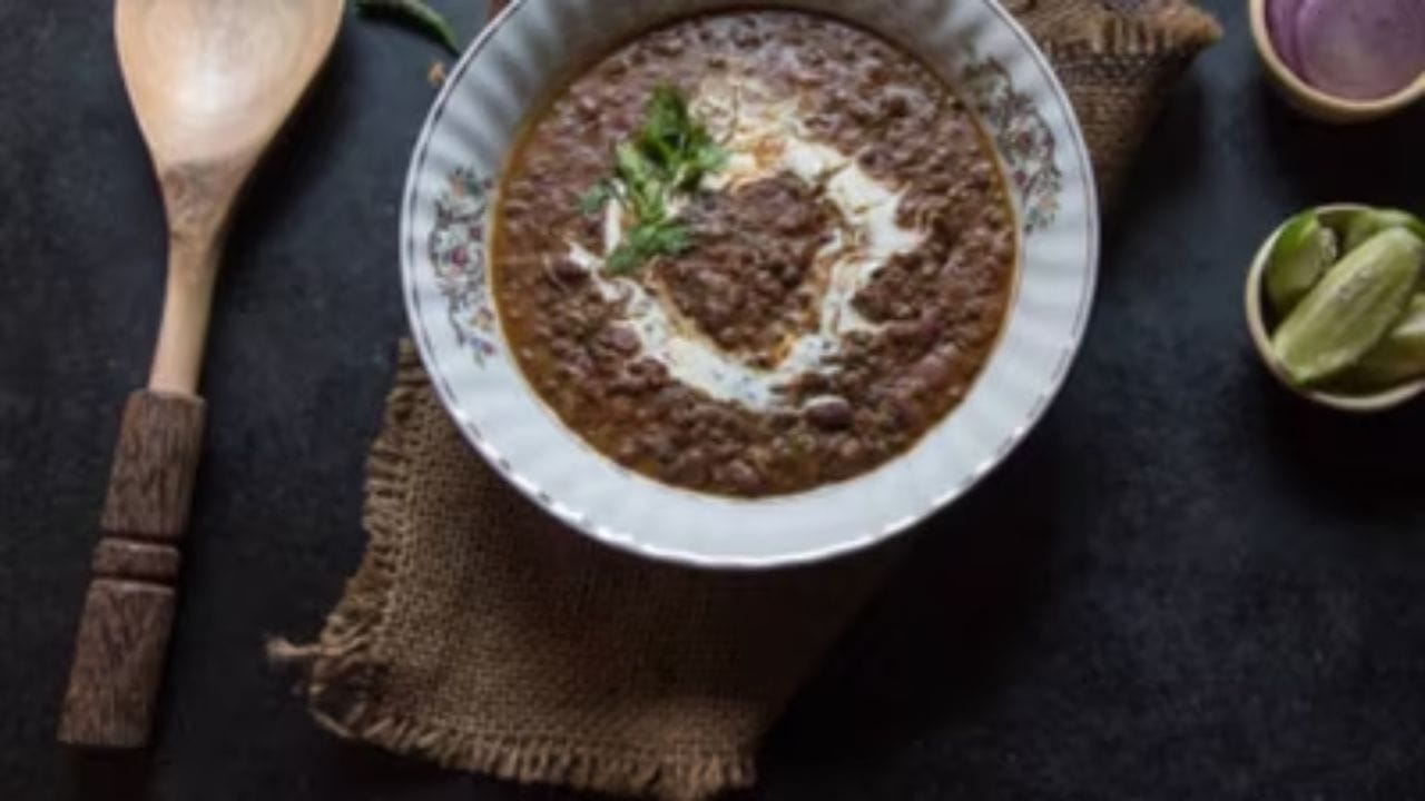  যদি নুন সামান্য বেশি হয়, তবে এক চিমটে চিনি বা সামান্য মধু মিশিয়ে দিতে পারেন। মিষ্টি ভাব নুনের কড়া স্বাদকে খুব সুন্দরভাবে ব্যালেন্স বা নিউট্রিলাইজ করে দেয়, ফলে নুন বেশি হয়েছে তা বোঝাই যায় না।