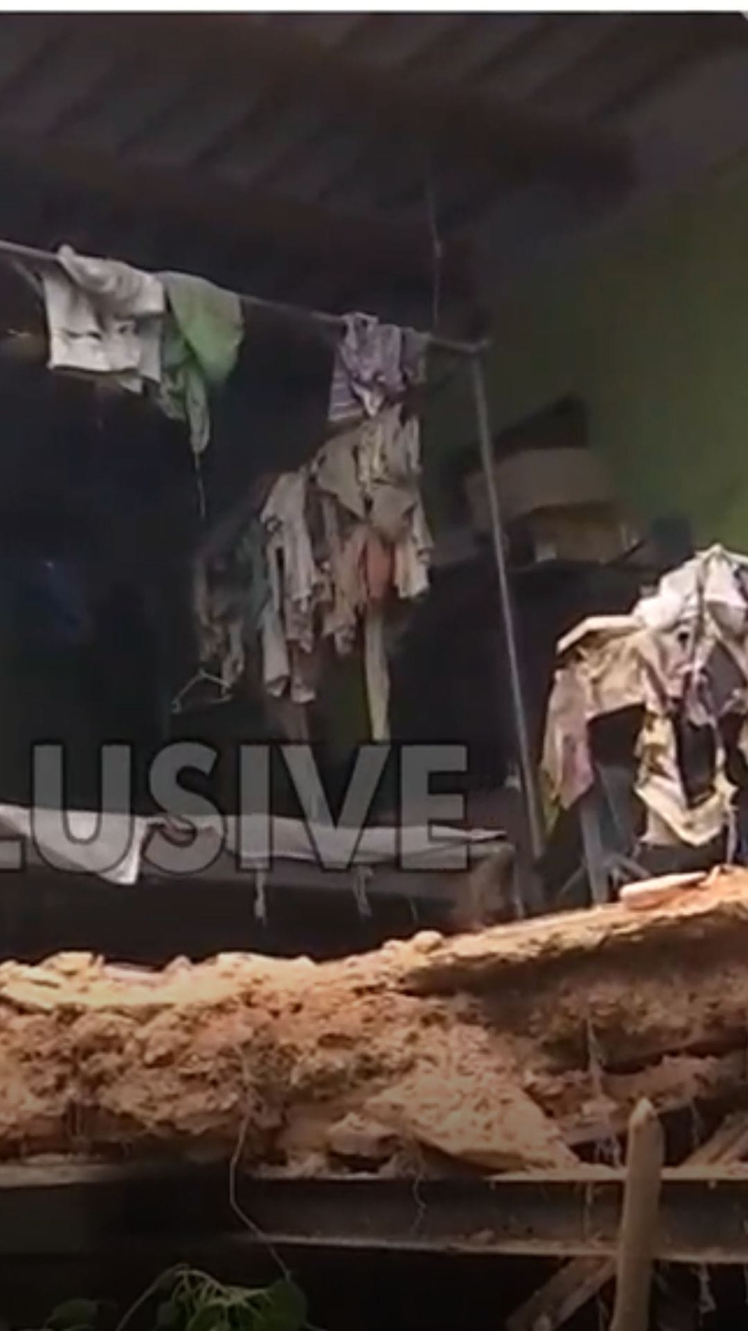 জোড়াবাগানে হঠাৎই ভেঙে পড়ল বিপজ্জনক বাড়ি, আটকে পড়েন ৪ জন