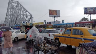 Weather Latest Update: যেন বিদ্যুতের কার্পেট বম্বিং! বৃহস্পতিতে ঢেলে বৃষ্টি হবে এইসব জায়গায়, সতর্ক করল হাওয়া অফিস