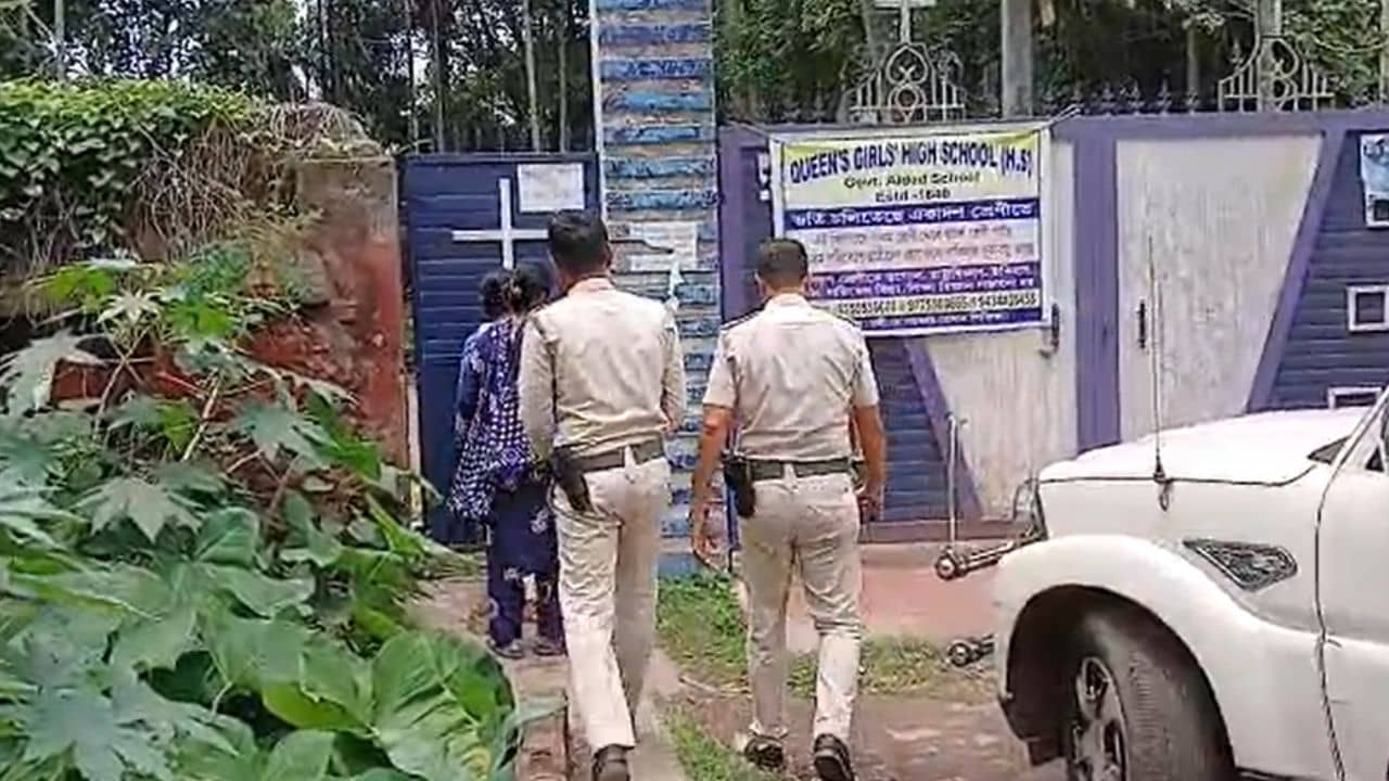 Krishnanagar Hostel Death Case: কৃষ্ণনগরে ছাত্রীর নিথর দেহ উদ্ধারে আটক ২ ছাত্রী, হস্টেল ছাড়ছে পড়ুয়ারা 