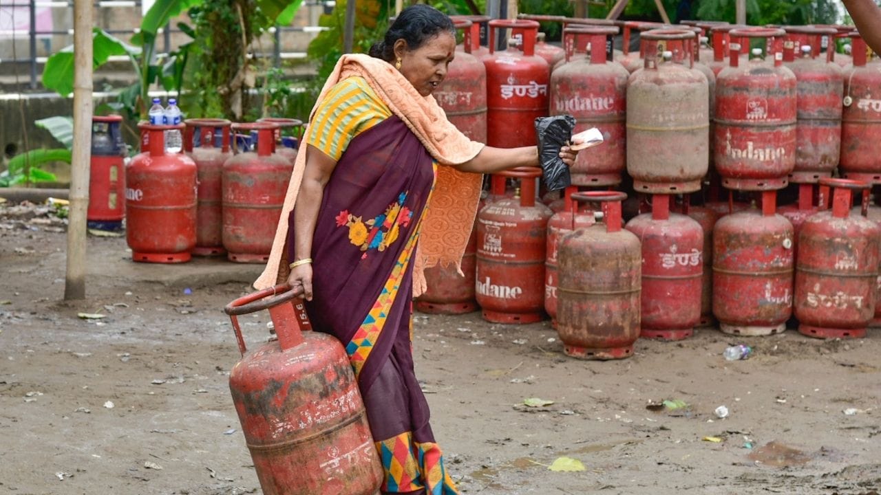 LPG Cylinder Surrender Rules: সিলিন্ডার পিছু ফেরত পাবেন ৫০০ থেকে ২০০০ টাকা! কী করতে হবে জানেন?