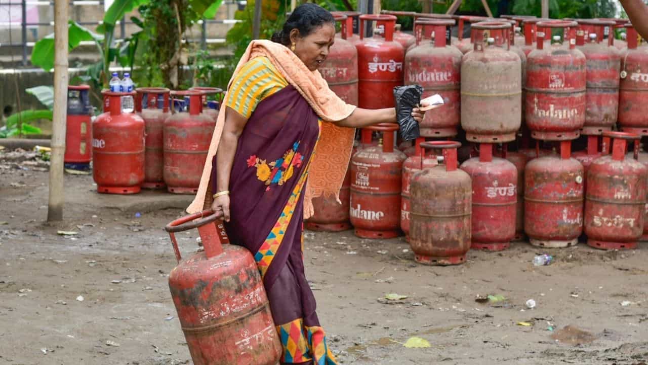 LPG Cylinder Surrender Rules: সিলিন্ডার পিছু ফেরত পাবেন ৫০০ থেকে ২০০০ টাকা! কী করতে হবে জানেন? LPG Cylinder Surrender Rules: সিলিন্ডার পিছু ফেরত পাবেন ৫০০ থেকে ২০০০ টাকা! কী করতে হবে জানেন?