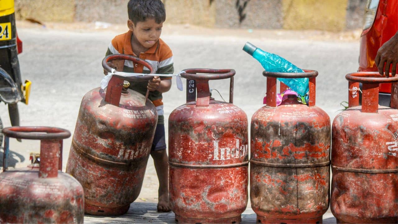 LPG Cylinder Surrender: ছাড়তে হবে LPG সিলিন্ডার কানেকশন, কাদের কাদের বাড়িতে নোটিস পাঠাবে সরকার?