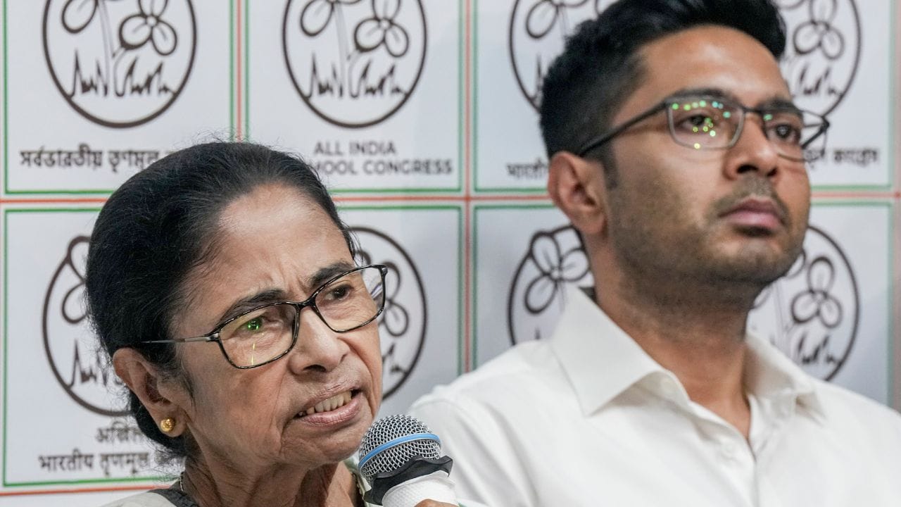 Mamata Banerjee on Abhishek: গ্রেফতার হতে পারেন অভিষেক? তাই কি মমতার এই বড় সিদ্ধান্ত!