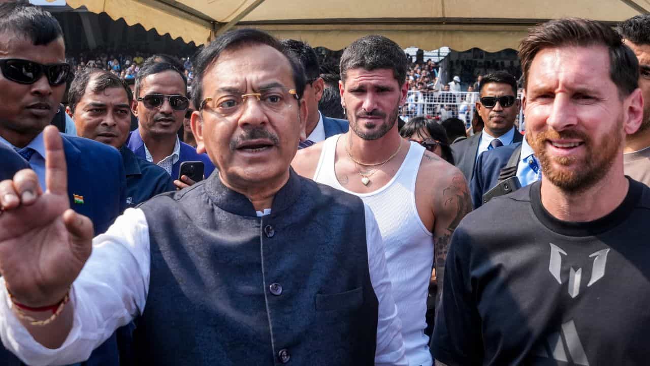 Arup Biswas: হঠাৎ সিদ্ধান্ত বদল অরূপ বিশ্বাসের, বিপদ বুঝেই সরে গেলেন! Arup Biswas: হঠাৎ সিদ্ধান্ত বদল অরূপ বিশ্বাসের, বিপদ বুঝেই সরে গেলেন!