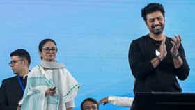 'যতদিন মমতা বেঁচে আছেন...' দেবের মুখ এক কথা বলছে, আর হাত অন্য কাজ করছে