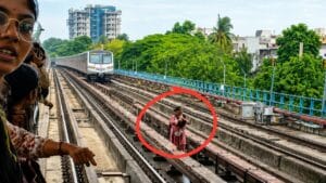 মেট্রোর লাইনে নেমে প্লাটফর্ম বদলাচ্ছেন মহিলা, হাত দেখিয়ে ট্রেন থামালেন