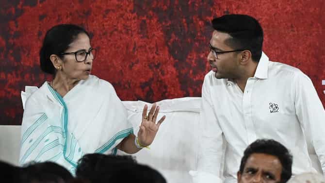 ক্রমশ 'অতীত' হচ্ছে ক্যামাক স্ট্রিট, মদন-মহুয়াদের গুরুদায়িত্ব কালীঘাটের