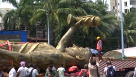 দেখুন কীভাবে নামানো হল অত বড় মেসির মূর্তি