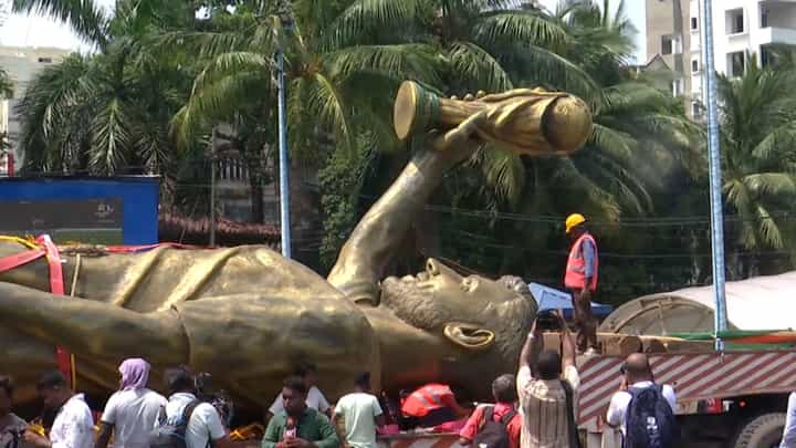 Messi Statue: দেখুন কীভাবে নামানো হল অত বড় মেসির মূর্তি Messi Statue: দেখুন কীভাবে নামানো হল অত বড় মেসির মূর্তি