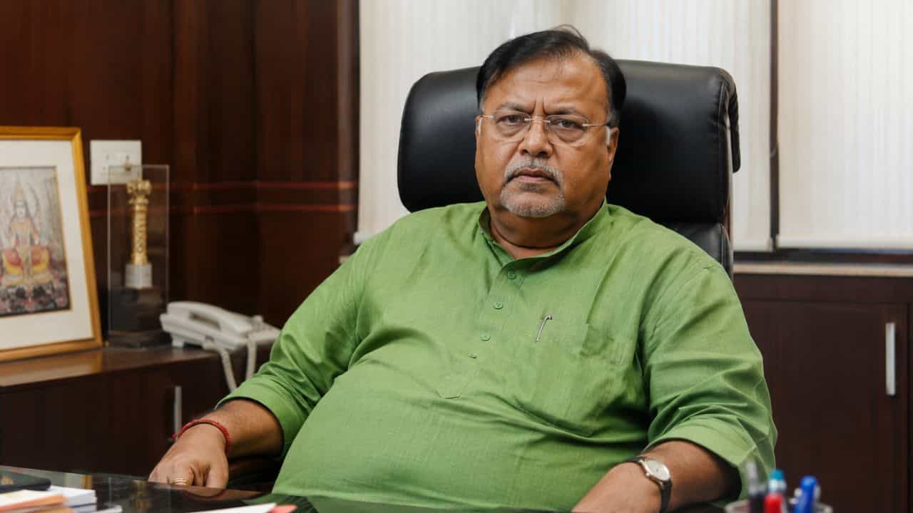 Partha Chatterjee's Room: এটা পার্থ চট্টোপাধ্যায়ের ঘর! শুনেই মন্ত্রী বলে উঠলেন, 'আগে পুজো করব... তারপর বসব' Partha Chatterjee's Room: এটা পার্থ চট্টোপাধ্যায়ের ঘর! শুনেই মন্ত্রী বলে উঠলেন, 'আগে পুজো করব... তারপর বসব'