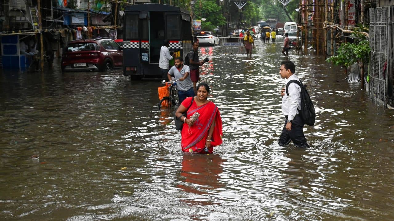 Weather Update: ফুলেফেঁপে উঠবে নদী, হড়পা বানে ভেসে যেতে পারে সব, পরিস্থিতি ভয়ঙ্কর হওয়ার আশঙ্কা