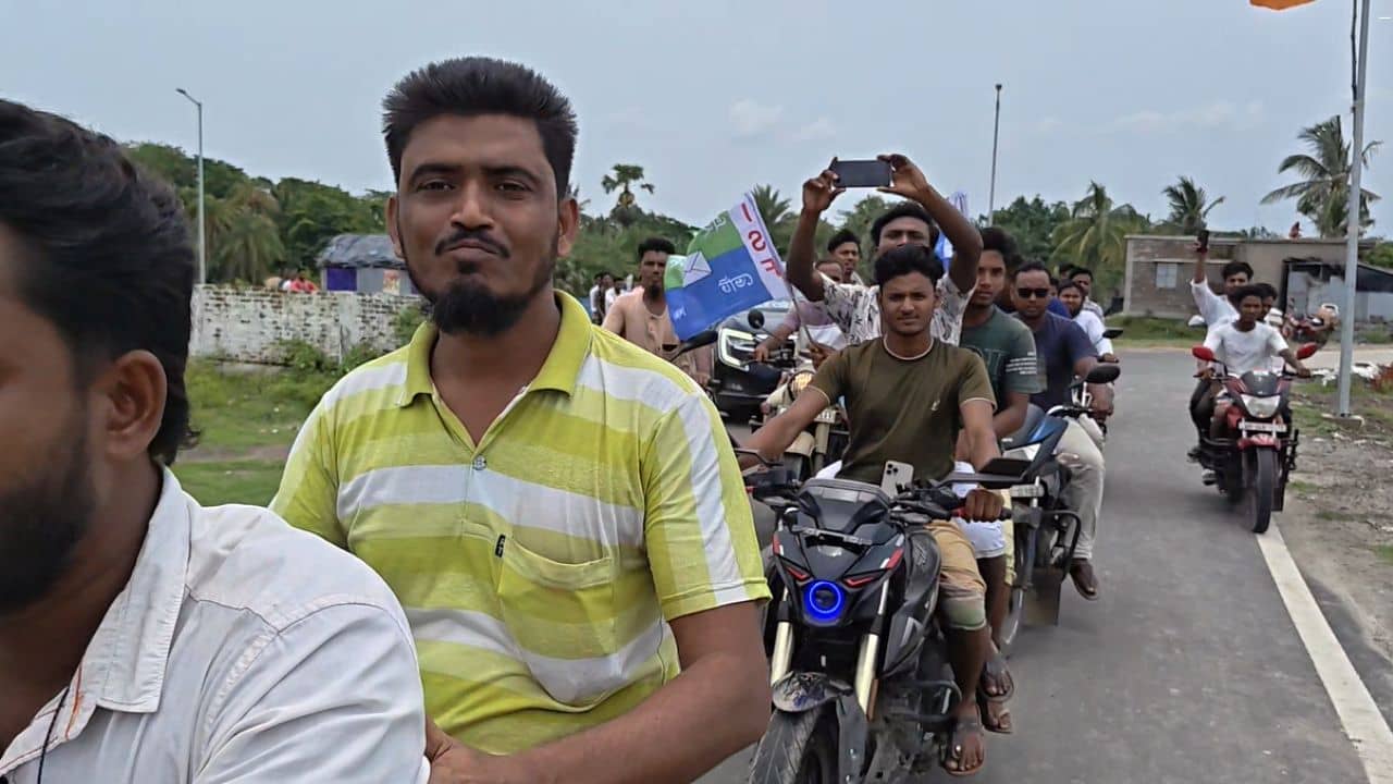 Arabul Canning Rally: রেলিং-এর একটাও খুঁটি থাকবে না, হেলমেট ছাড়াই আরাবুলের সঙ্গে রাস্তায় নেমে পড়লেন সমর্থকরা