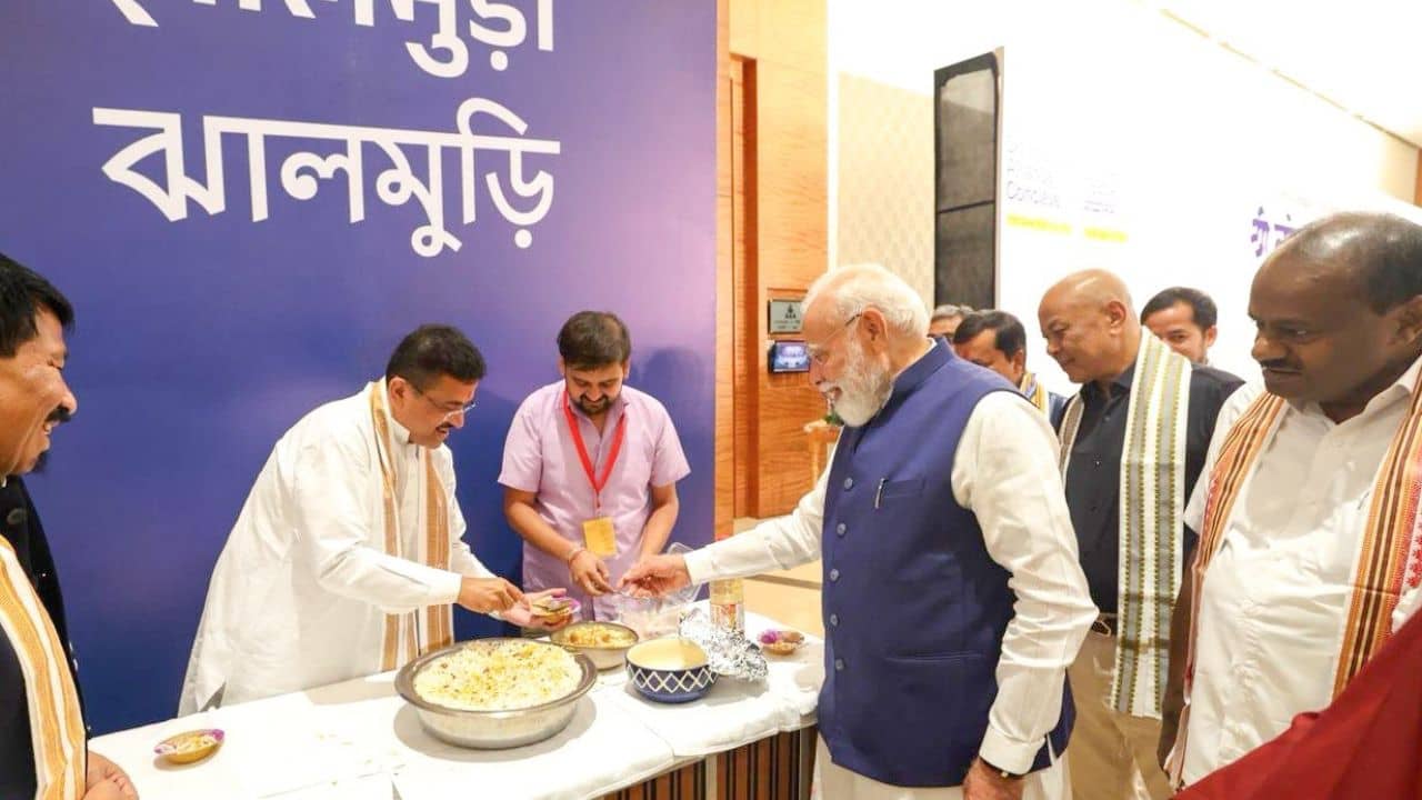 Modi eats Jhalmuri: দিল্লিতে শুভেন্দুর হাতে ঝালমুড়ি খেলেন প্রধানমন্ত্রী মোদী