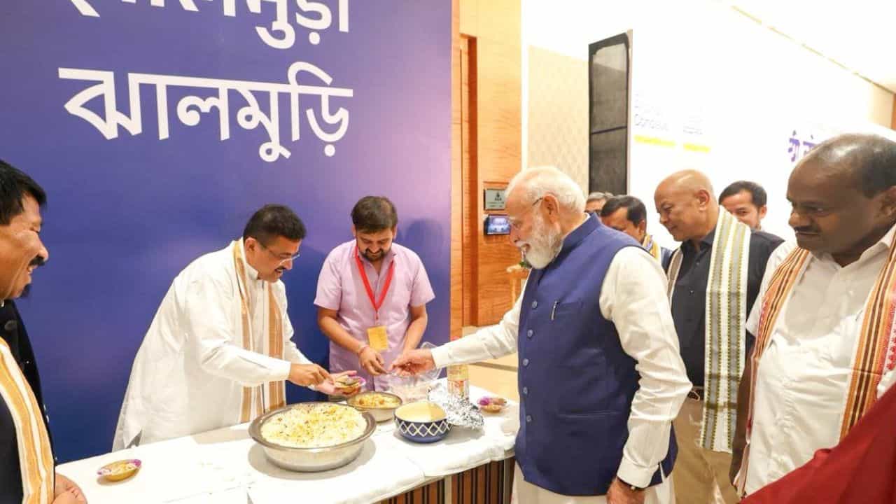 Modi eats Jhalmuri: দিল্লিতে শুভেন্দুর হাতে ঝালমুড়ি খেলেন প্রধানমন্ত্রী মোদী Modi eats Jhalmuri: দিল্লিতে শুভেন্দুর হাতে ঝালমুড়ি খেলেন প্রধানমন্ত্রী মোদী