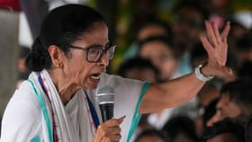 প্রকাশ্যে 'বিতর্কিত' মন্তব্য মমতার, তোলপাড় বাংলাদেশ