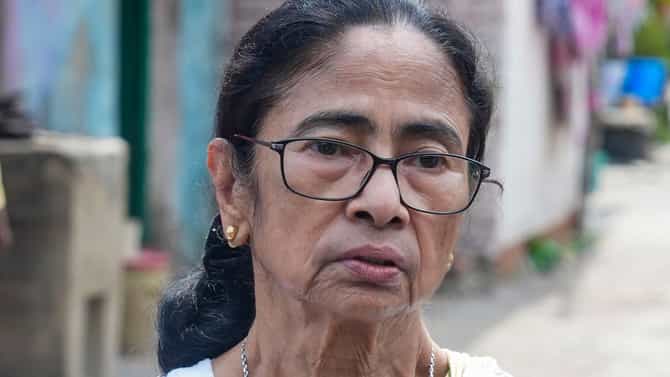 পরিস্থিতি বেগতিক, সরানো হচ্ছে আসবাবপত্রও! বাড়িটা ছাড়তে হচ্ছে মমতাকে