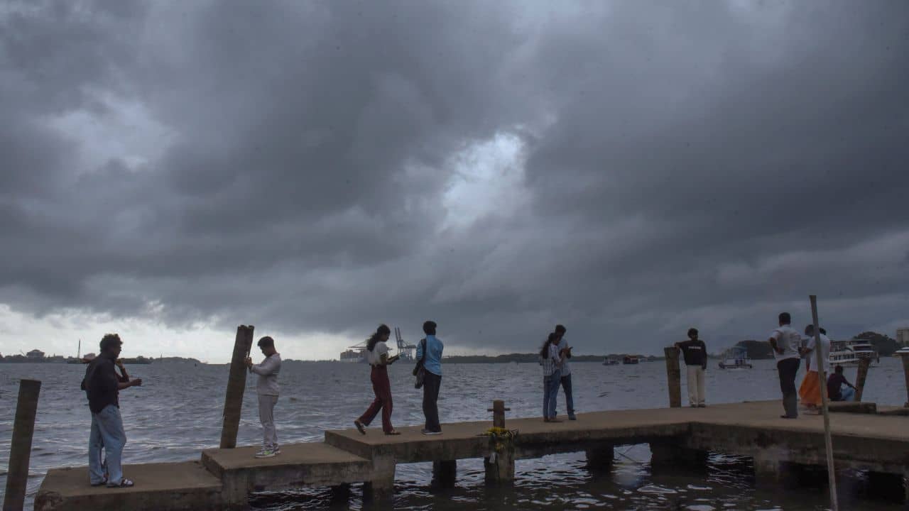 Weather Update: বেলা বাড়লেই ভ্যাপসা গরম, কবে বর্ষার মুখ দেখবে কলকাতা-হাওড়া-হুগলি