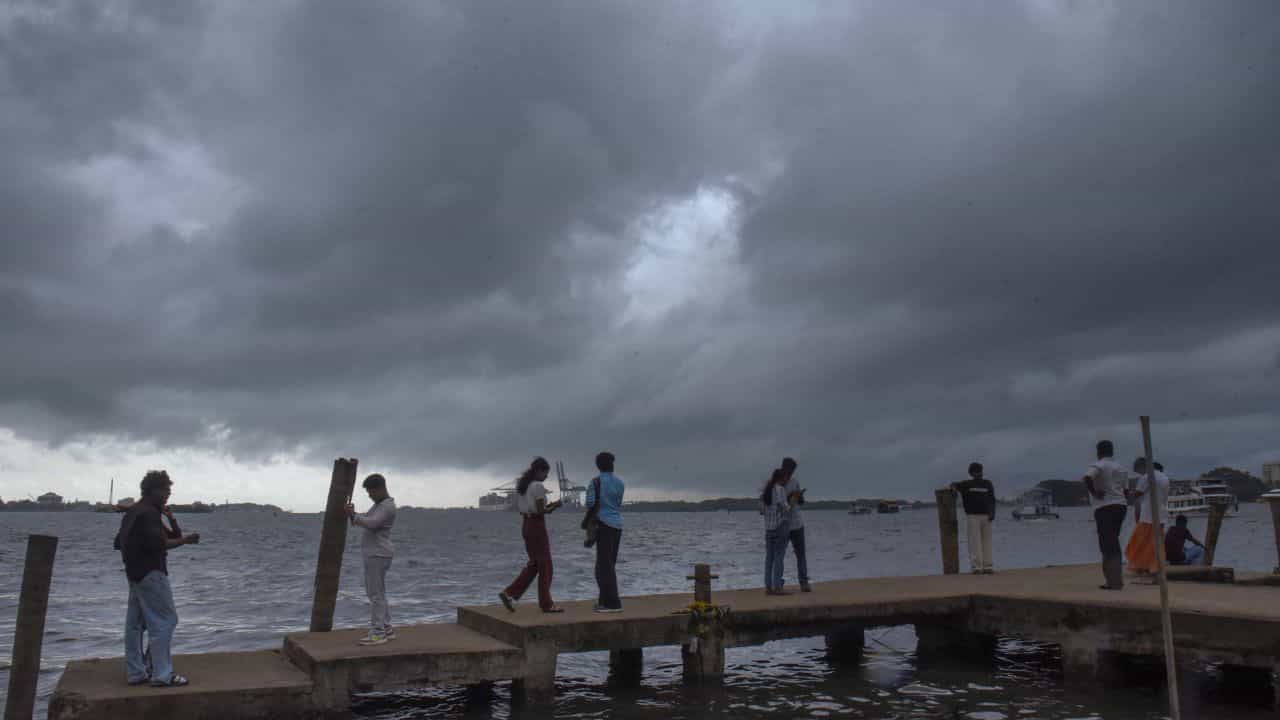Weather Update: বেলা বাড়লেই ভ্যাপসা গরম, কবে বর্ষার মুখ দেখবে কলকাতা-হাওড়া-হুগলি Weather Update: বেলা বাড়লেই ভ্যাপসা গরম, কবে বর্ষার মুখ দেখবে কলকাতা-হাওড়া-হুগলি