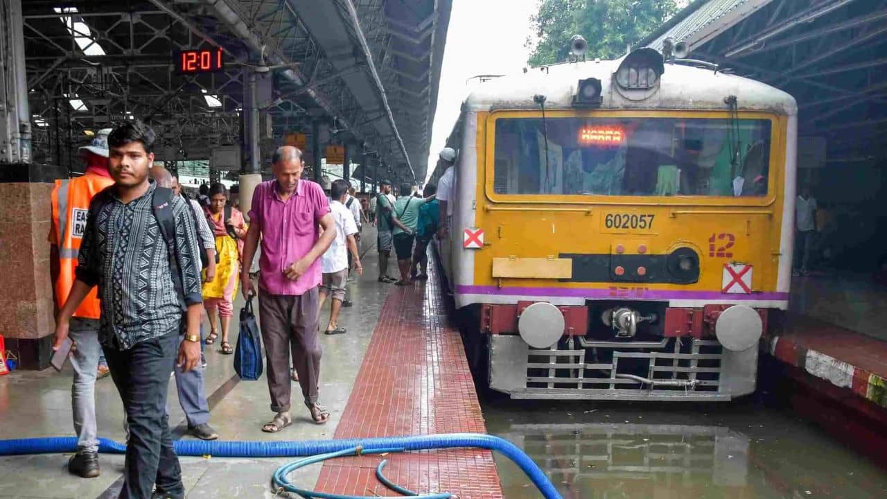 Rail Line: জল জমে ট্রেন থেমে যাওয়ার দিন শেষ! হাওড়া-শিয়ালদহ ডিভিশনে চলছে বিশাল কর্মকাণ্ড