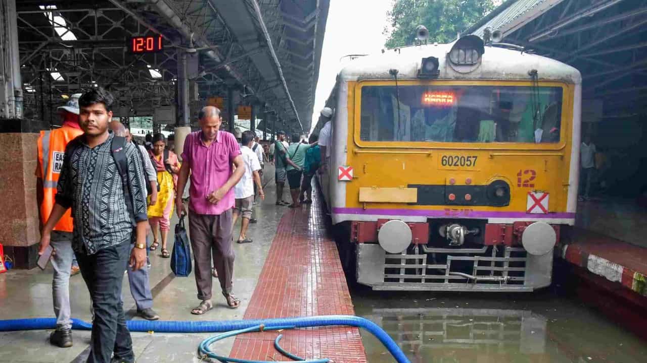 Rail Line: জল জমে ট্রেন থেমে যাওয়ার দিন শেষ! হাওড়া-শিয়ালদহ ডিভিশনে চলছে বিশাল কর্মকাণ্ড Rail Line: জল জমে ট্রেন থেমে যাওয়ার দিন শেষ! হাওড়া-শিয়ালদহ ডিভিশনে চলছে বিশাল কর্মকাণ্ড