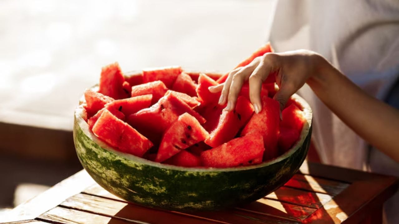 স্ট্রবেরি ও বেরি জাতীয় ফল (Berries): স্ট্রবেরি, ব্ল্যাকবেরি বা চেরি ফলে প্রচুর পরিমাণে আয়রন এবং অ্যান্টি-অক্সিডেন্ট থাকে। এগুলো নিয়মিত খেলে রক্ত পরিষ্কার হয় এবং হিমোগ্লোবিনের মাত্রা স্বাভাবিক থাকে।