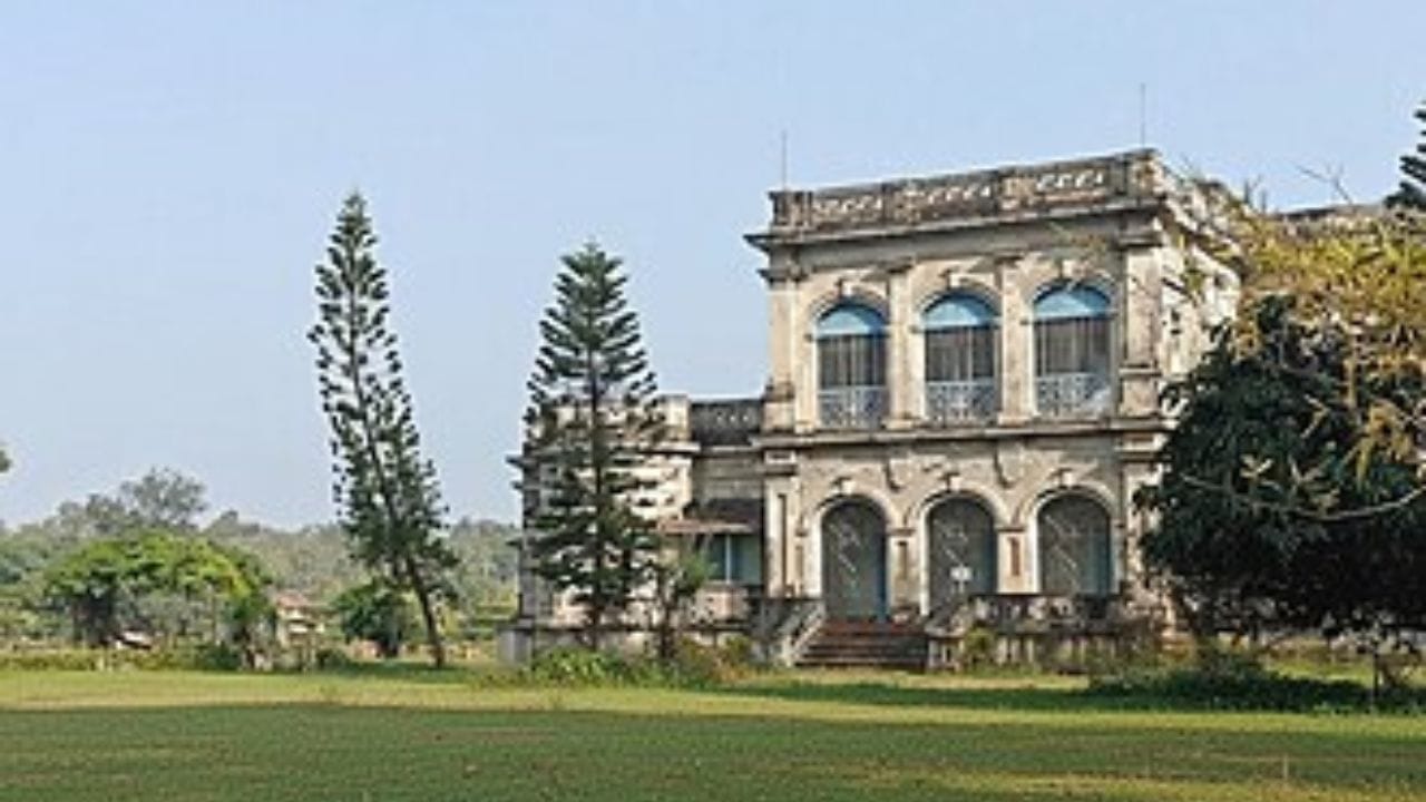  মধুপুরকে পর্যটকরা ‘স্বাস্থ্যকেন্দ্র’ হিসেবেও চেনেন। এখানকার জল ও চমৎকার জলবায়ু পেটের রোগ নিরাময় করতে এবং হজমশক্তি বাড়াতে দারুণ সাহায্য করে বলেই জানা যায়।