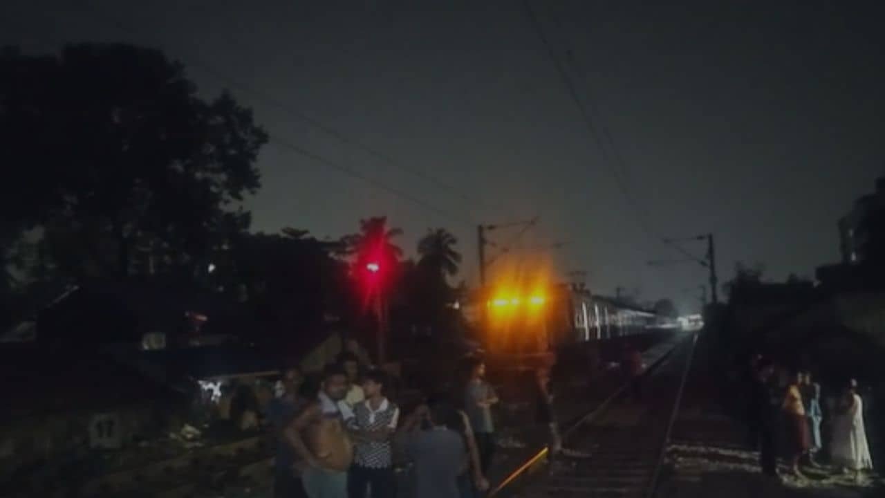 Madhyamgram Station: শুয়ে পেঁচিয়ে যান চাকায়! মাঝবয়সী এক ব্যক্তির জেরে আধ ঘণ্টারও ওপরে গড়াল না শিয়ালদহ-আপ ট্রেনের চাকা