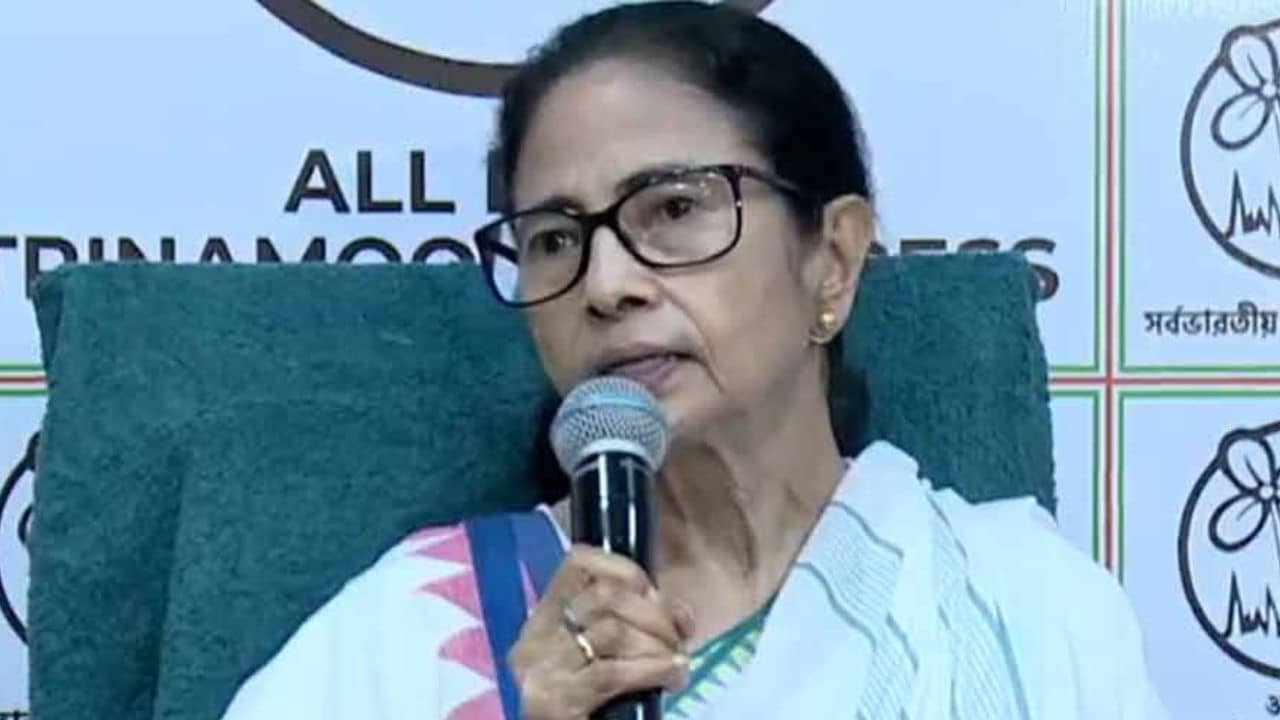 Mamata Banerjee: সোনা দিয়েও পারলেন না হাতে রাখতে, মমতার কাছে ফেরত যাচ্ছে উপঢৌকন, এবার উপঢৌকন-পলিসি নিয়ে মুখ খুললেন কে?