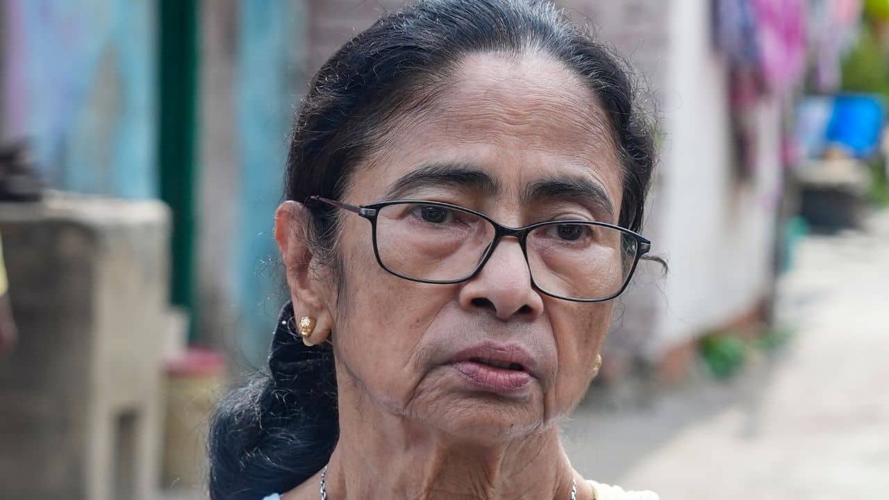 EXPLAINED: কংগ্রেসের সঙ্গে মিশে গেলে মমতার কী লাভ?