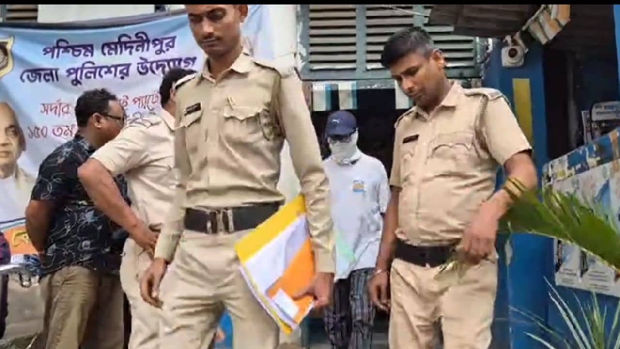Sujay Hazra Job Scam Case: চাকরির নামে লক্ষ লক্ষ টাকার প্রতারণা, চাপ বাড়ল তৃণমূলের প্রাক্তন সভাপতির