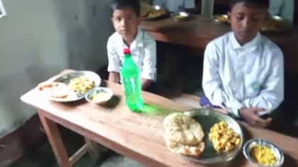 আলুর পরোটা-কাবলি ছোলা আর বোঁদে, মিড-ডে মিল দেখে খুশি পড়ুয়ারা