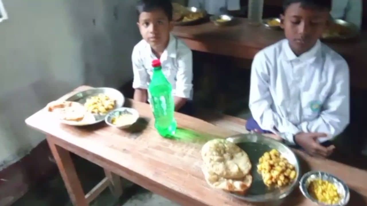Mid day meal: আলুর পরোটা-কাবলি ছোলা আর বোঁদে, মিড-ডে মিল দেখেই আনন্দে লাফালাফি পড়ুয়াদের