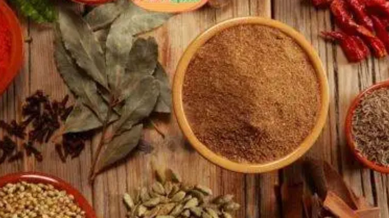 শিল-নোড়া: শিল-নোড়ায় মশলা বাটা এক ধরণের দারুণ এক্সারসাইজ। এতে হাত, কাঁধ এবং পেটের পেশির ভালো ব্যায়াম হয়, যা ক্যালোরি ঝরাতে ও শরীর ফিট রাখতে সাহায্য করে। মিক্সার: স্রেফ সুইচে আঙুল ছোঁয়ালেই কাজ শেষ! এতে সময়ের সাশ্রয় হলেও শরীরের কোনো শারীরিক কসরত বা ক্যালোরি বার্ন হয় না।