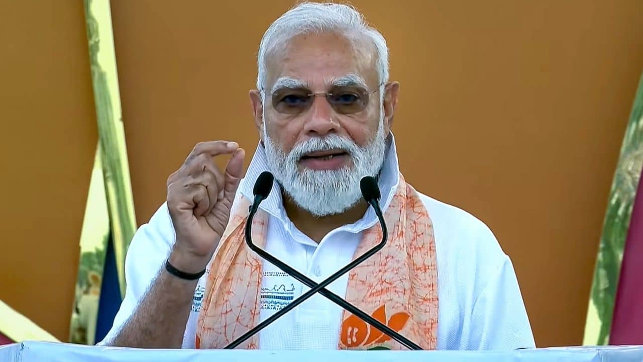 PM Narendra Modi: কলকাতায় তিন যুদ্ধজাহাজের উদ্বোধন, সমুদ্রপথে বাংলার গুরুত্ব বোঝালেন মোদী