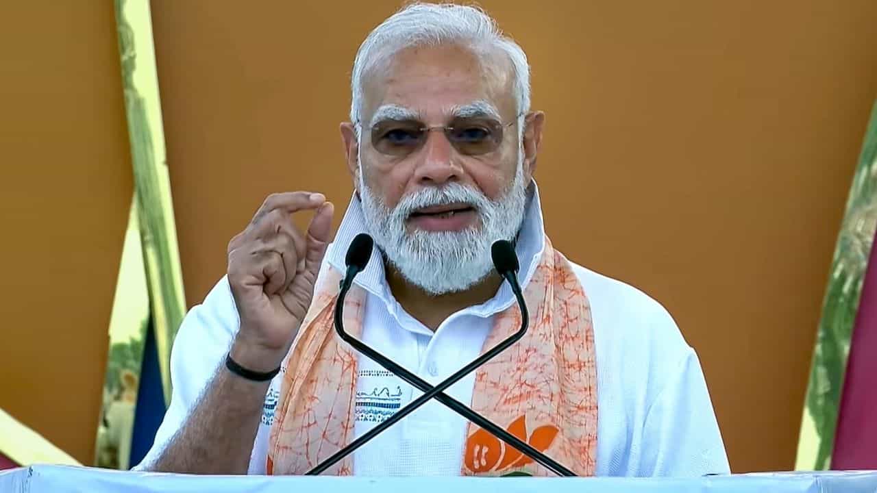 PM Narendra Modi: গার্ডেনরিচে তিন যুদ্ধজাহাজের উদ্বোধন, সমুদ্রপথে বাংলার গুরুত্ব বোঝালেন মোদী PM Narendra Modi: গার্ডেনরিচে তিন যুদ্ধজাহাজের উদ্বোধন, সমুদ্রপথে বাংলার গুরুত্ব বোঝালেন মোদী