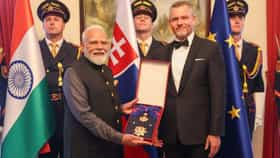 রুটি-নুন দিয়ে অভ্যর্থনা, এবার স্লোভাকিয়ার সর্বোচ্চ সম্মানে ভূষিত মোদী