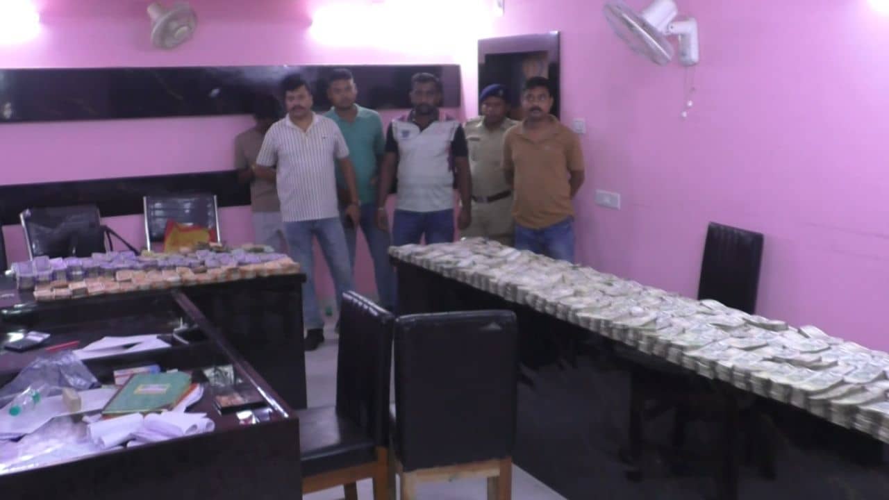 Kanchrapara Money Recover: গোটা টেবিল ভর্তি ১০০-২০০ আর ৫০০-র বান্ডিলে, এই স্কুল থেকে উদ্ধার কোটি-কোটি টাকা
