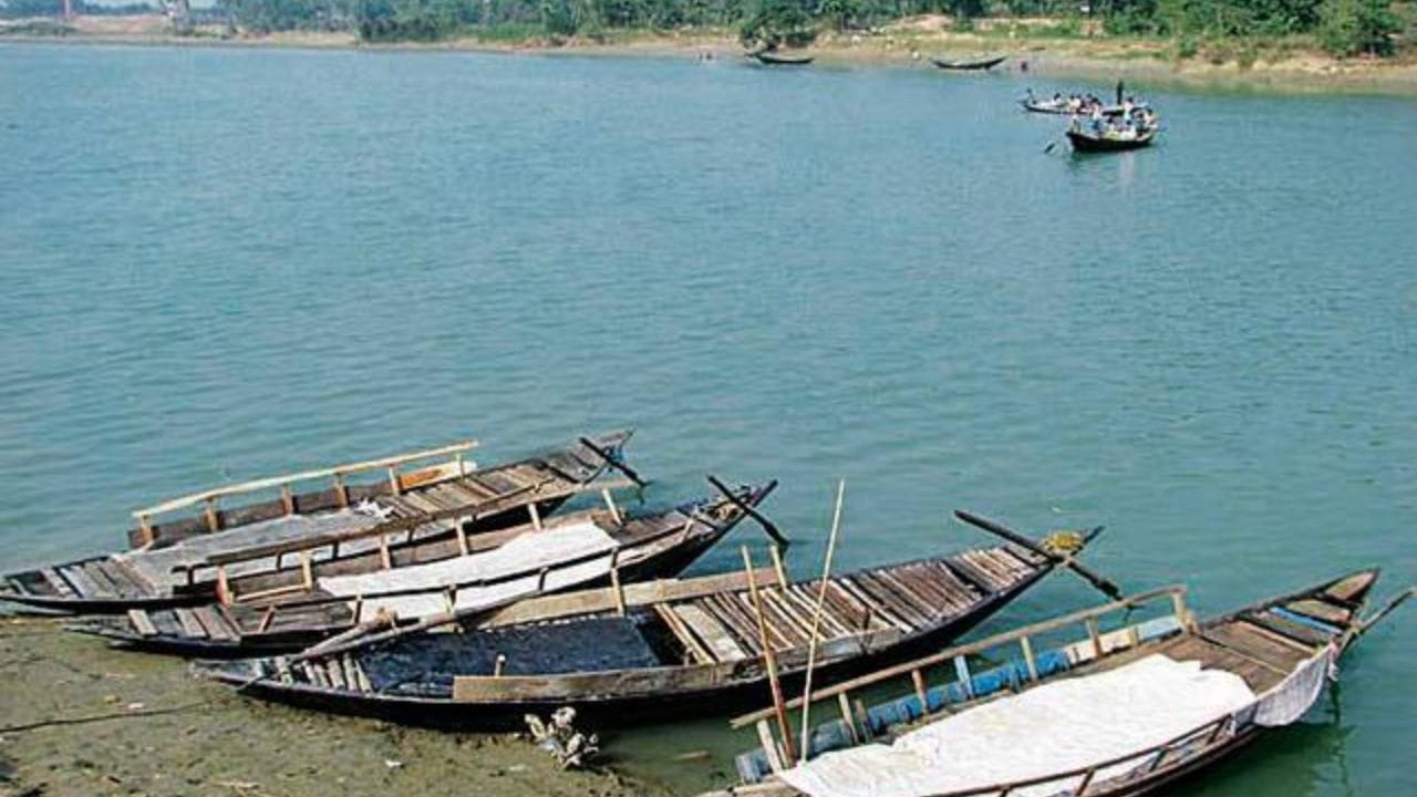 পাহাড়ের কোলে মেঘেদের আনাগোনা: কলকাতা থেকে একটু দূরে হলেও, বর্ষায় উইকএন্ড কাটানোর জন্য এর চেয়ে সেরা জায়গা আর হয় না। পাঞ্চেত পাহাড়ের পাদদেশে অবস্থিত এই ঐতিহাসিক স্থানে বর্ষায় মেঘেরা এসে পাহাড়ের গা ছুঁয়ে যায়। পাহাড়, সবুজ জঙ্গল আর শতাব্দী প্রাচীন মন্দিরের ধ্বংসাবশেষ—সব মিলিয়ে এক রূপকথার পরিবেশ।