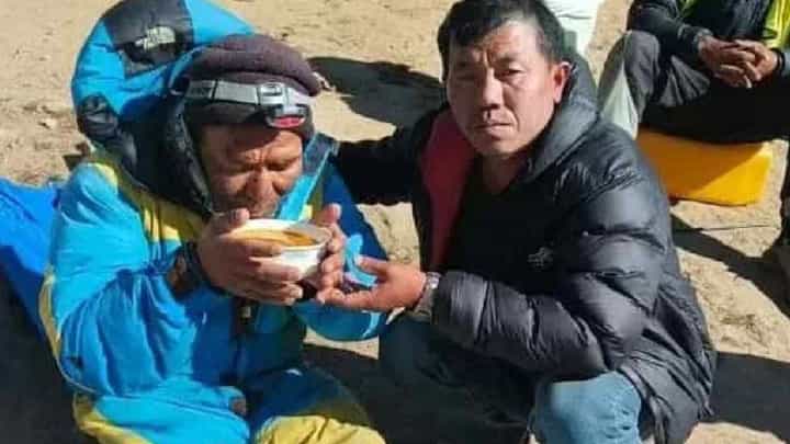 Dawa Sherpa, Everest: শ্রাদ্ধের আয়োজনের মধ্যেই হামাগুড়ি দিয়ে ফিরলেন 'মৃত' শেরপা Dawa Sherpa, Everest: শ্রাদ্ধের আয়োজনের মধ্যেই হামাগুড়ি দিয়ে ফিরলেন 'মৃত' শেরপা